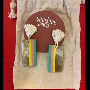 NWT Sunshine Tienda Breezy Seashell Horn Earrings